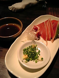 ヤギの刺身を初体験。<br />
思ったより食べやすいなー